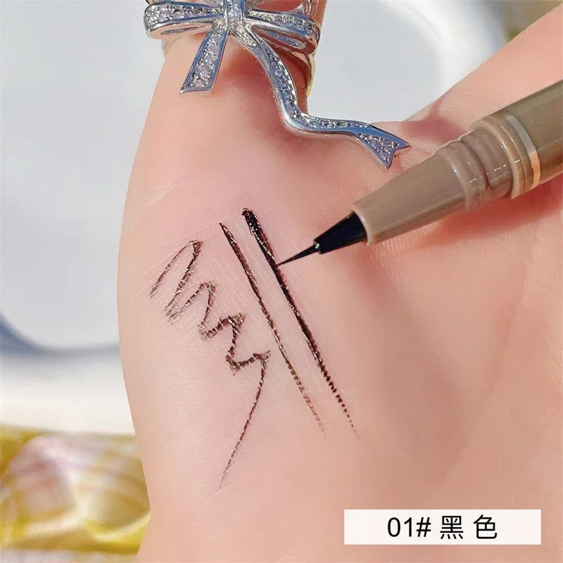 Crayon à Sourcils Ultra-Fin Double Extrémité – Résistant à l'Eau, à la Transpiration et Facile à Appliquer pour un Look Naturel Impeccable