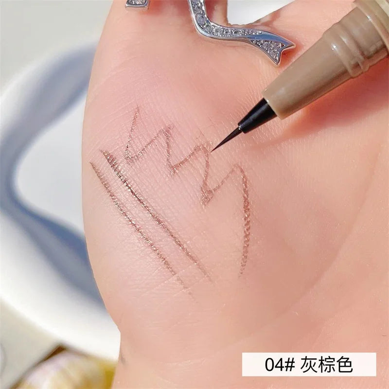 Crayon à Sourcils Ultra-Fin Double Extrémité – Résistant à l'Eau, à la Transpiration et Facile à Appliquer pour un Look Naturel Impeccable